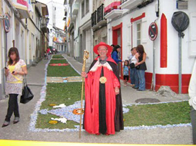 Manolo Montero de bispo na costa da Arribada.jpg
